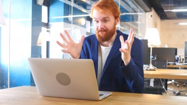 İş yerinde, kırmızı tüyler delirmeye işadamı üzgün