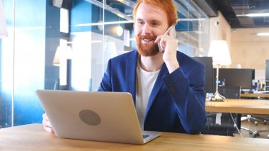 İş yerinde, kırmızı tüyler telefonda konuşan adam