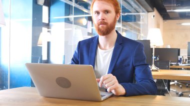 İşadamı kamera doğru kırmızı saç seyir iş başında