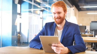 Online görüntülü sohbet tablet ofis, kırmızı saçlar