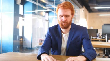 Office duygu utanç, kırmızı tüyler içinde üzgün adam üzgün