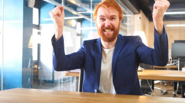 Heyecanlı adam başarı, kırmızı tüyler kutluyor