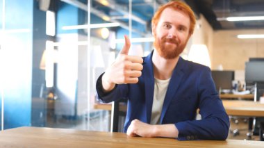 Başparmak yukarıya adam Office tarafından