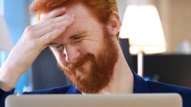 Dizüstü bilgisayarda kadar yakın çalışan yorgun adam