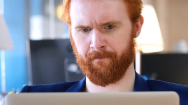 Dizüstü bilgisayarda kadar yakın çalışırken adam kızgın