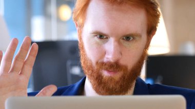 Adam tarafından dizüstü bilgisayarda görüntülü sohbet