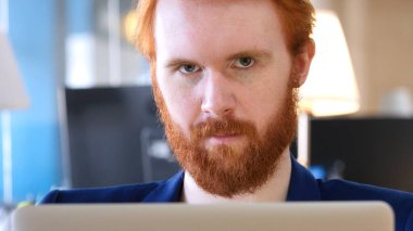 Kamera, ofiste oturan bakarak işadamı