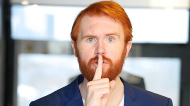 İşadamı, dudaklarında parmak sessizliktir