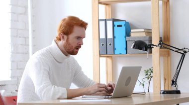 Adam kırmızı tüyler başarısızlık ve mali kaybı için tepki ile