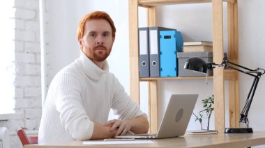 Adam kırmızı tüyler kamera doğru seyir ile