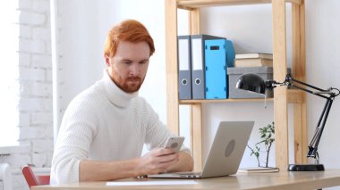 Smartphone, adam kırmızı tüyler ile tarama kullanarak