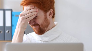Kırmızı saç baş ağrısı ağrı iş yerinde sahip olan adam Close-Up