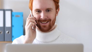 Kırmızı saç adamla tartışırken telefonda konuşuyor