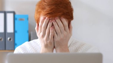 Utanç üzgün adam ellerini yüzüne gizleme, iş yerinde kırmızı tüyler ile