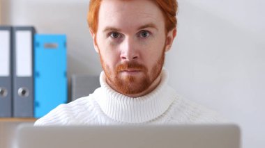 Kırmızı saç kamera seyir ile ciddi adam