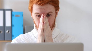 İşte, kırık kalp kırmızı tüyler ile üzgün adam