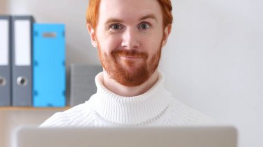 Katılıyorum, Evet yakışıklı adam tarafından beyaz arka plan