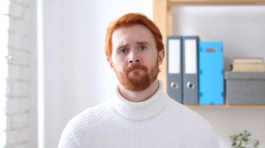 Kırmızı saç üzgün, duygu ile üzgün adam endişeli