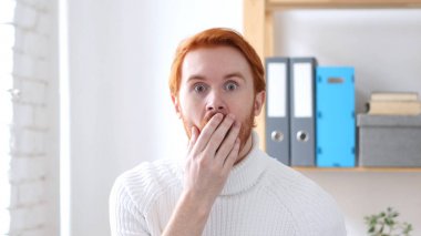 Şaşkınlık, hayret adamla iş yerinde kırmızı saçlar