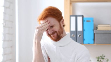 Baş ağrısı, dostum ile gerginlik kırmızı kıllar sinirli