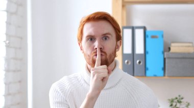 Parmağında dudaklar, sessizlik için soran adam