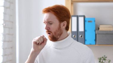 Kırmızı saç öksürük, boğaz enfeksiyonu ile hasta adamı