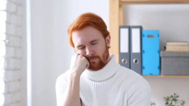 Kırmızı saç yorgun genç adamla uyku