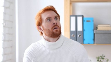 Kırmızı saçlar, korkmuş korkmuş adamla karıştı