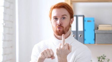 Komik adam orta parmak eğlenceli şekilde gösteren