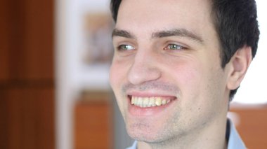 Gülümseyen genç adam, iç ofis binası