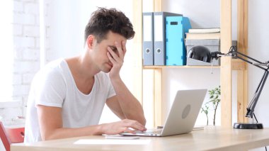 Yaratıcı adam başarısızlık için tepki ve üzgün kaybı