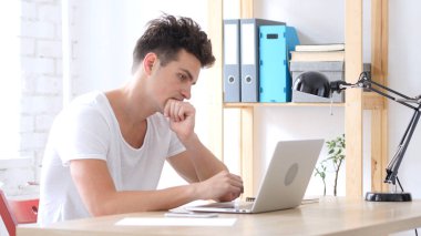 Yaratıcı adam düşünme ve çalışma onun Office