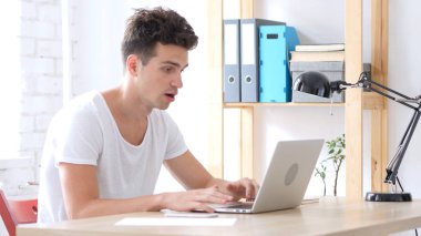 İş yerinde, sürpriz bir şekilde hayran şok adam