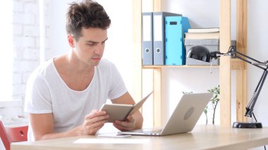 Çalışma ofisinde de yaratıcı adam okuma