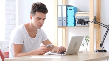 Smartphone, kullanan yaratıcı adam kısa mesaj