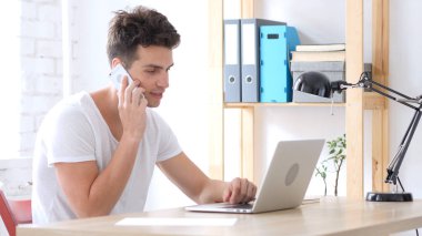 Smartphone üzerinde iletişim telefonda konuşan adam