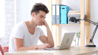 Ofisinde uyuyan yaratıcı adam