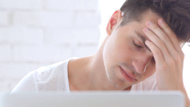 Adamın üstünde Laptop, ağrı çalışma baş ağrısı ile açık yakın çekim