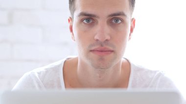 Yakışıklı adam yüzünü kapat