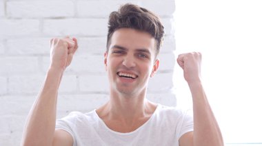 Adam kutluyor başarı kazanan pozitif