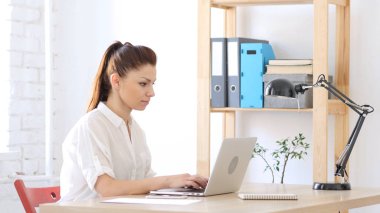 Ofiste Dizüstü bilgisayarda çalışan kadın