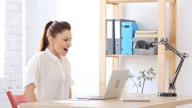 Kadın kutluyor başarı iş başında