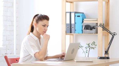 Dizüstü bilgisayarda çalışan düşünme tasarımcı kadın