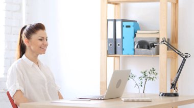 Laptop arıyorum, işteki başarı kutluyor mutlu kadın