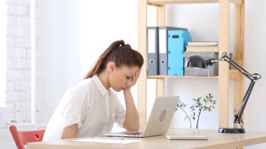 Kadın üzgün kaybı, dizüstü bilgisayarda çalışan tarafından