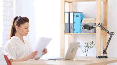 Tasarımcı çalışma okuma belgeleri