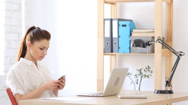 Kadın Smartphone, kullanarak meşgul kısa mesaj