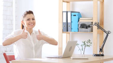 Başparmak yukarıya ofisinde oturan bir bayan tarafından