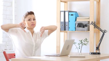 Başparmak aşağı kadın ofiste tarafından