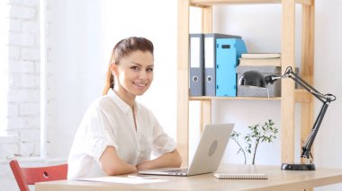 Kamera doğru gülümseyen, tasarımcı kadın